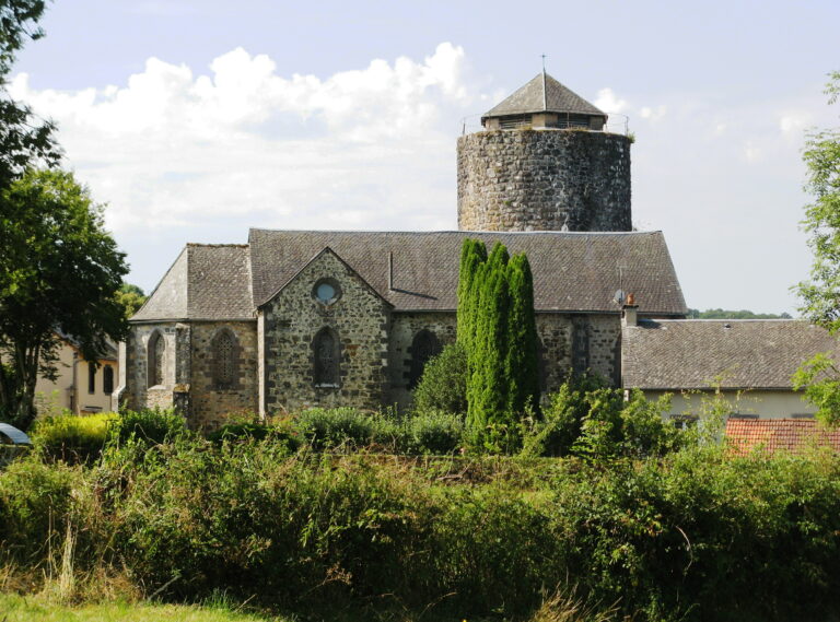 L'église Saint-Julien et sa tour-clocher.