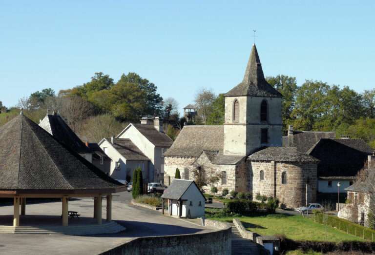 Chalvignac - Place de l'église