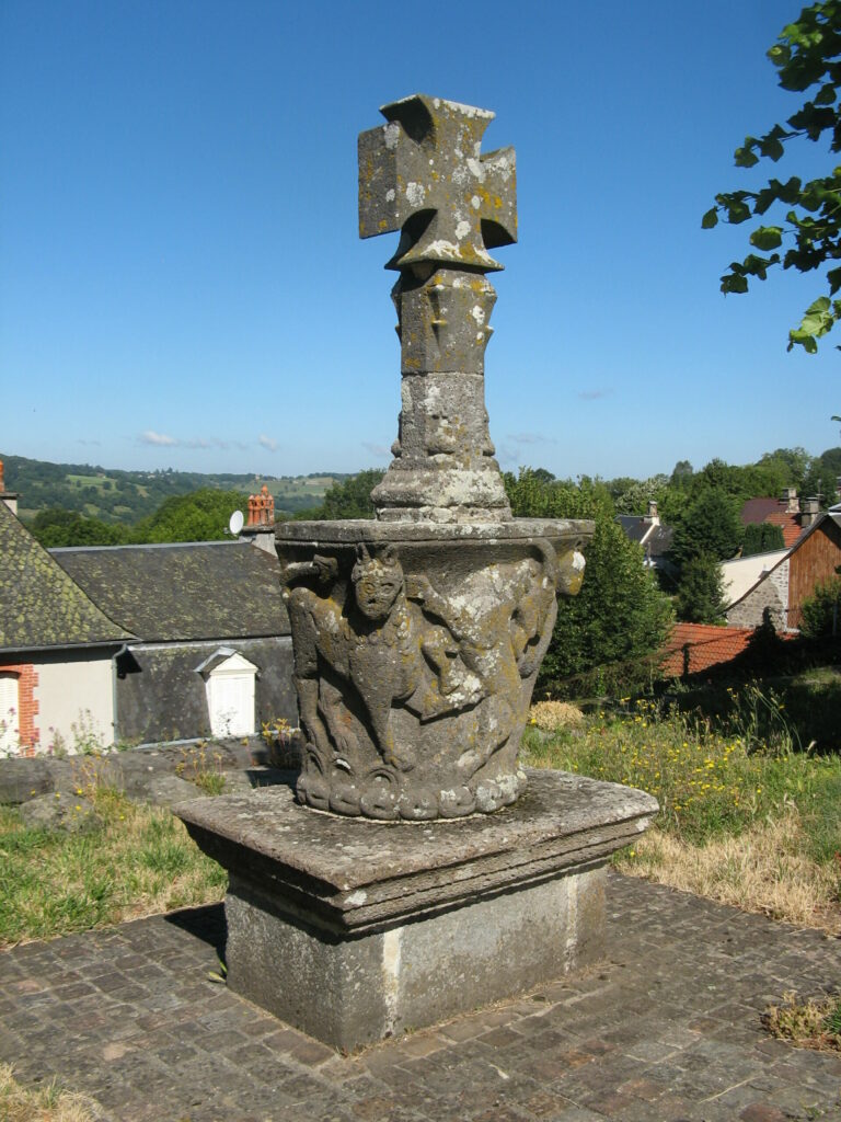 Drugeac - Chapiteau roman surmonté d'une croix