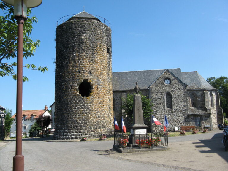 L'église Saint-Julien et sa tour-clocher.